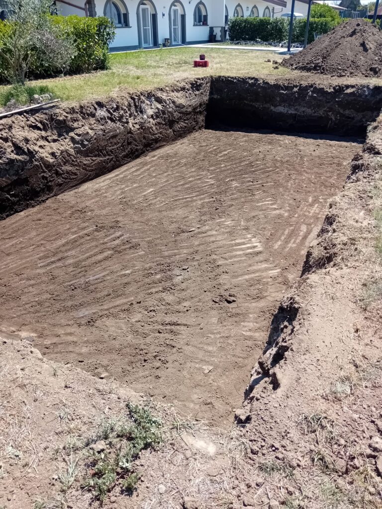 Fase di scavo per realizzare una piscina interrata a Roma